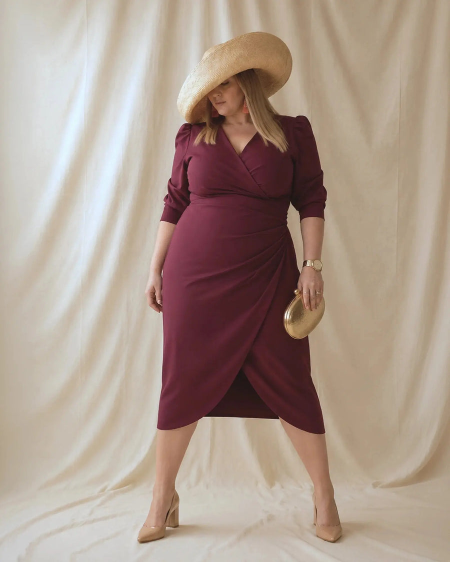 Vestido Fátima color cereza con abertura cruzada tipo tulipán, vista de cuerpo entero, talla grande