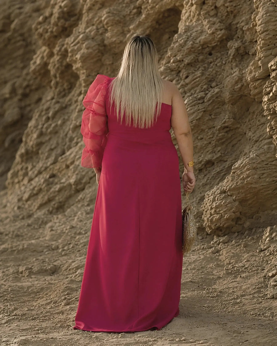 Vestido Jacinta rojo de un solo hombro, vista de espalda mostrando la manga de organza, talla grande