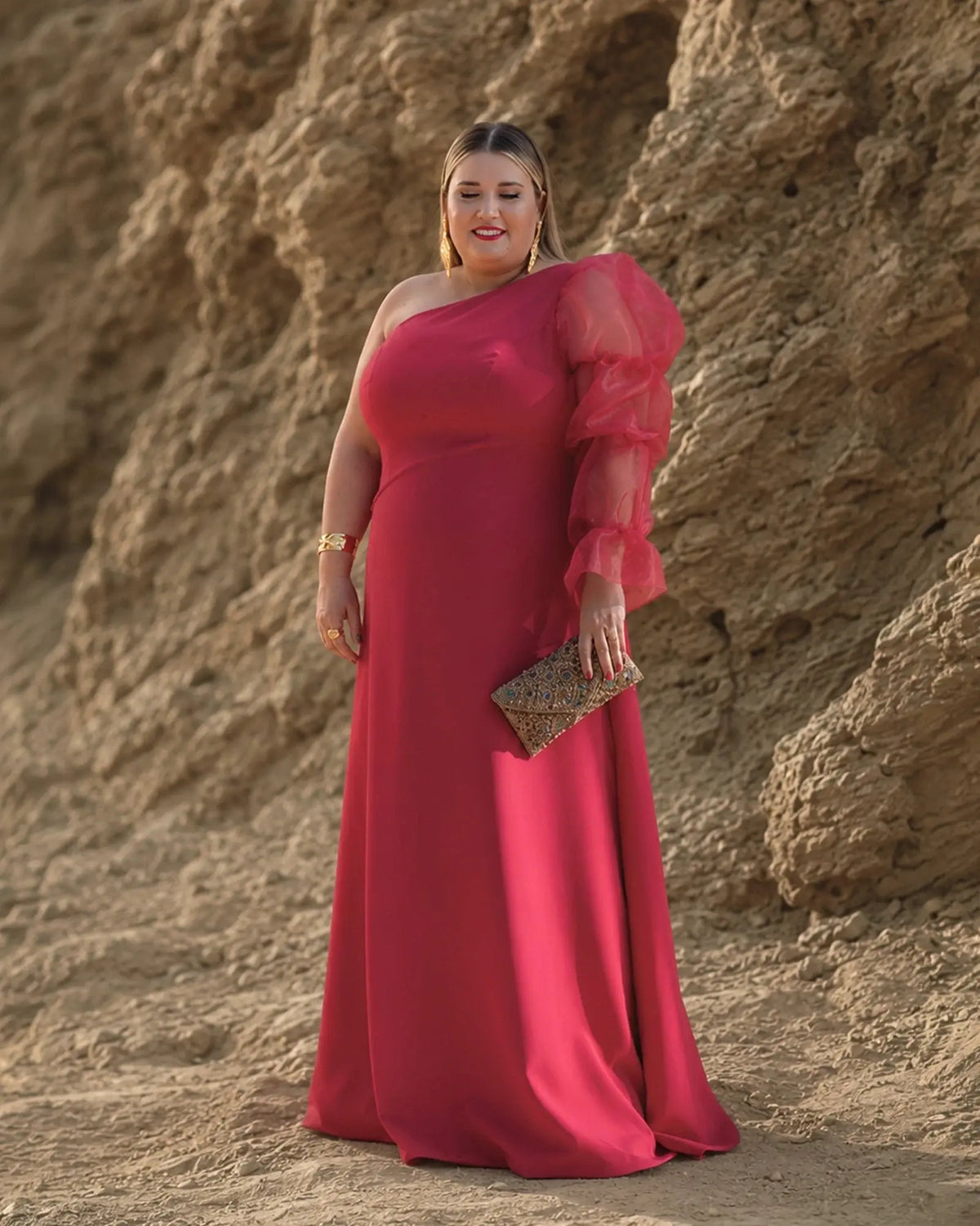 Vestido Jacinta rojo de un solo hombro con manga de organza abullonada, vista frontal, talla grande