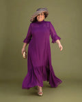 Vestido Marina de gasa color buganvilla con vuelo en la falda, modelo caminando, talla grande