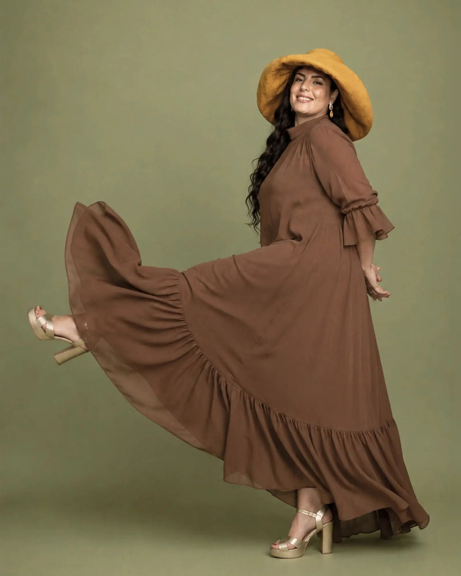Vestido Marina de gasa marrón con vuelo de falda en movimiento, talla grande