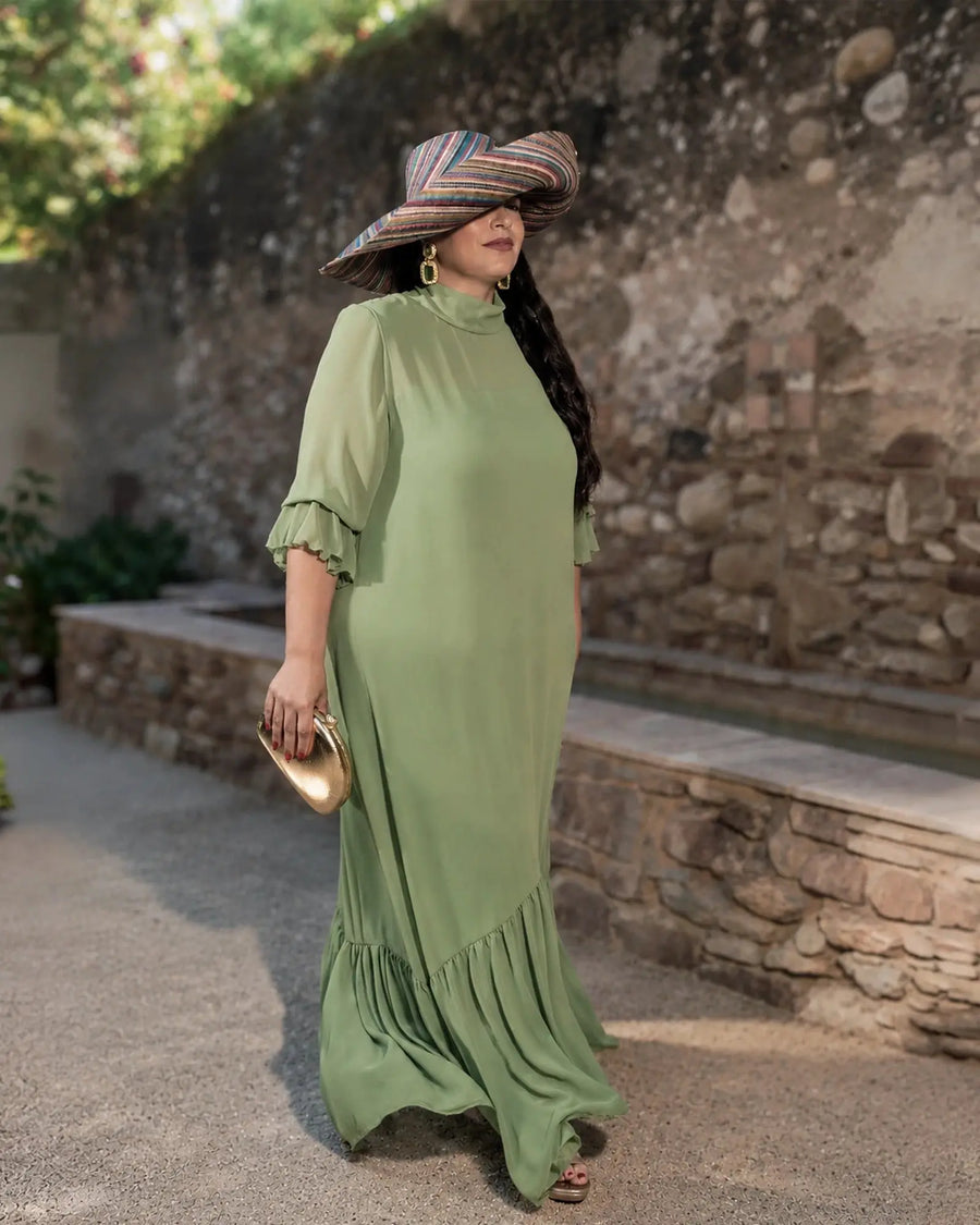 Vestido Marina de gasa verde salvia con cuello alto, look de invitada en exterior, talla grande