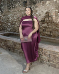 Vestido Mercedes en satén berenjena con capa asimétrica, vista frontal, look de invitada de boda talla grande