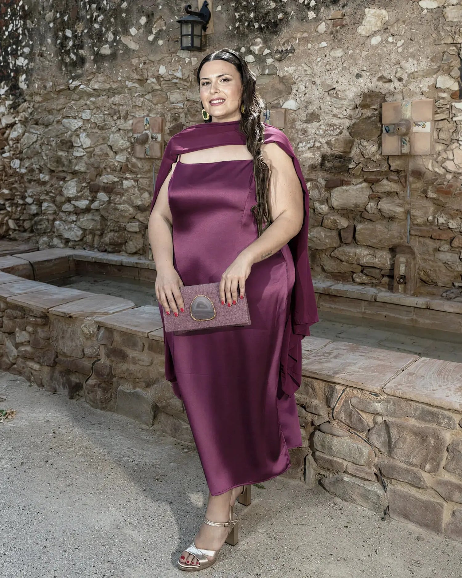 Vestido Mercedes en satén berenjena con capa asimétrica, vista frontal, look de invitada de boda talla grande