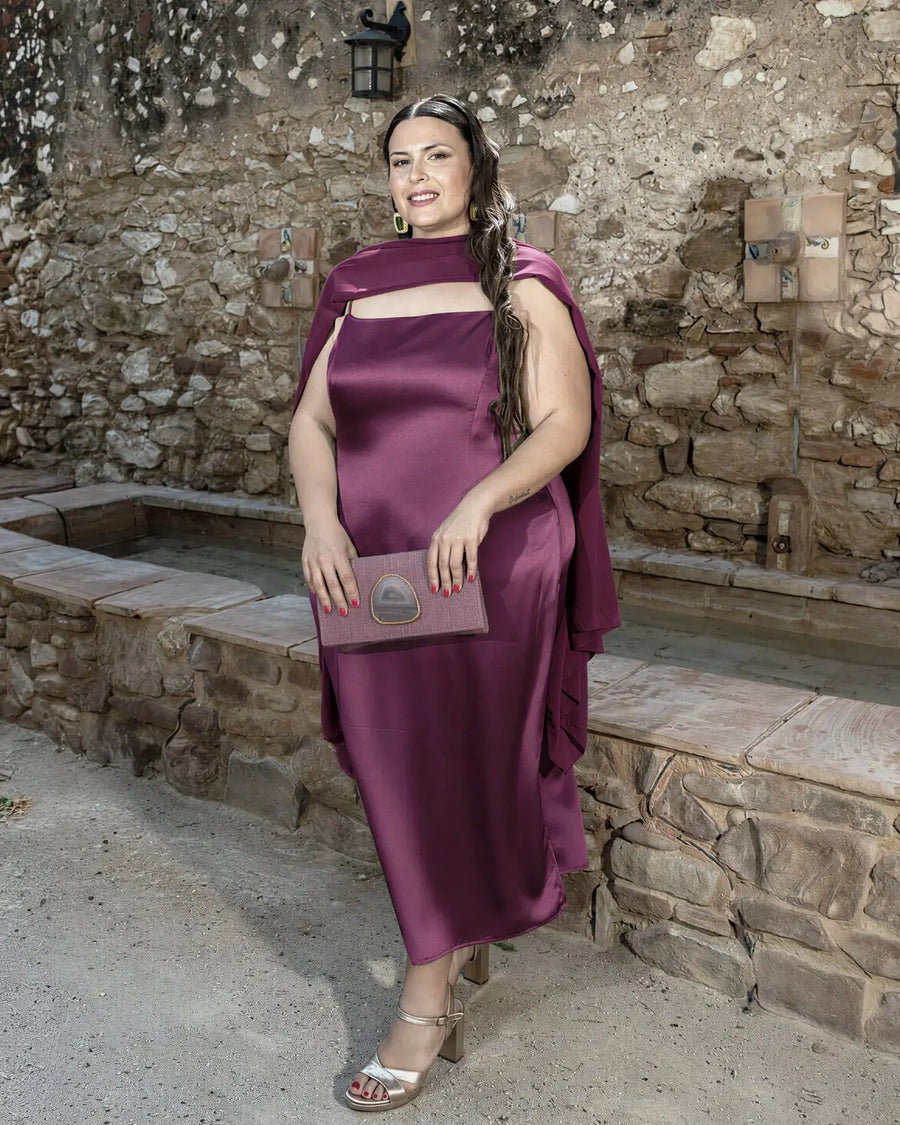 Vestido Mercedes en satén berenjena con capa asimétrica, vista frontal, look de invitada de boda talla grande